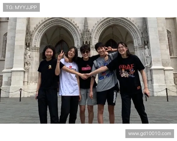 杨瀚森混音赛后合影边缘微笑